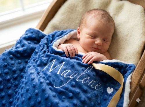 Bébé endormi sous couverture bleue personnalisée avec prénom Maylene, cadeau de naissance doux et élégant